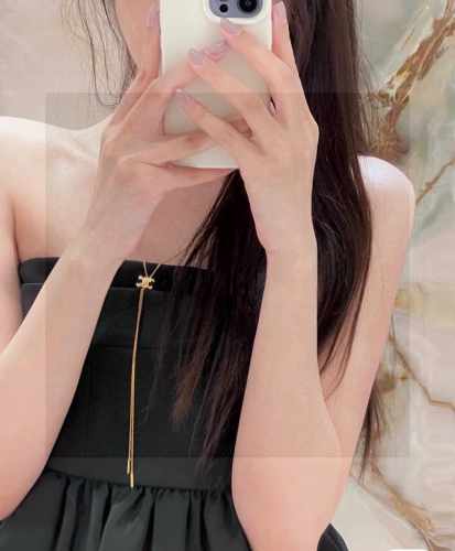 爆款赛琳绝美项链 這一條項鍊很好玩，Celine Logo是可以調高調低的。往下拉就是普通項鍊，往上拉就可以有長長地鏈條在Logo下方超级喜欢这款大气上档次.