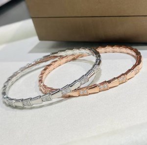 c491 先到先得 时尚 蛇形 手镯 高级打造 精工版 S925纯银微镶 细版间隔带钻蛇手镯细腻妖娆的线条设计 饰以明亮钻石让霸气也可以有女人味# 时尚舒适线条