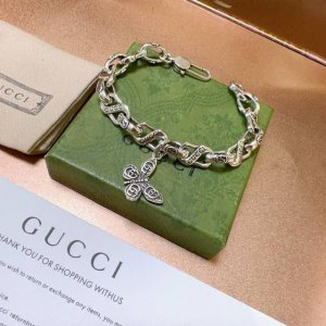 批120。 最新出炉 Gucci古驰手链最新款的经典款 精致无论款式 质感 都是绝对的顶尖Feel 只要看一眼就懂了 原版Logo 超 Nice 搭配衣服最佳的