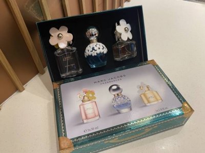 专柜品质 雏菊香水中样三件套！马克莫杰雏菊中样香水3件套30Ml×3带喷头。味道：黄雏菊，雏菊花语，雏菊梦境。