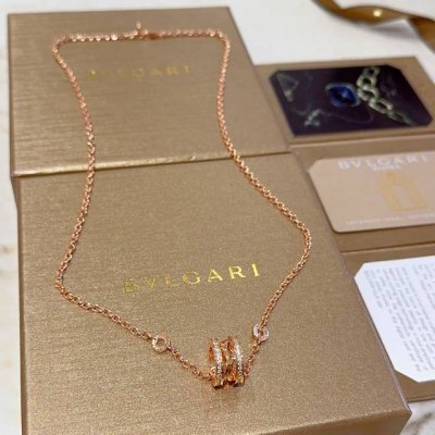 宝格丽项链V金材质。Bvlgari宝格丽 Divas‘ Dream 系列 品相完美，细节无敌，那种独特的色泽完全无可挑剔，再缀以经典指环外形设计，简约之余却又优