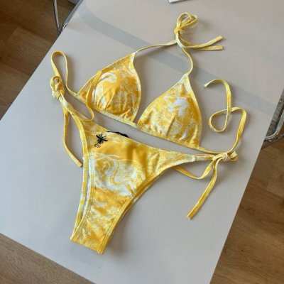 Dior 迪奥新款分体泳衣适合多种场景的游泳衣♀海边 游泳池 温泉 水上乐园 漂流都可以内搭也完全可以 连体设计遮肉显高挑 腹部有点肉肉也不影响咱美美的 面料：