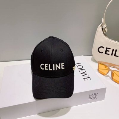 赛琳Celing 新款上架 今年每款帽子都想拥有设计轻易休闲时髦又带高级感 超好搭配 帽型不用多说 绝对好看 赶快Get秀场同款吧