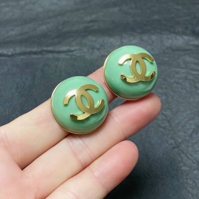小香风Chanel 彩色翠绿色耳钉小红书时尚达人都有种草哦 显脸型 原版材质 很简约 日常配搭很不错滴 耐看Ing