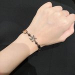 p80Louisvuitton以 经典花纹图案设计 双花 款设计方式吊坠Lv品牌标志设计，经典标志理念、演绎典雅也流行手链．时尚潮流百搭款．非常抢眼显白、专柜同