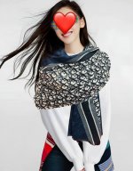 上新 9 迪奥 会发光银丝 D字母印花 女人们必备款闪闪发光顶级设计太美了，真心赞 羊绒绒长巾 实物真心美 披肩配以印花无论设计喷绘都是非常到位细节都可见整个围