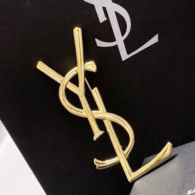 ysl圣罗兰专柜新款同步古金亮面胸针，是最懂女人的饰物。那些倾注了全部心血去做自己的女人，往往更珍惜胸针的意义。圣罗兰女士把胸针别在帽子上，并告诉那些模仿她的时