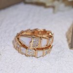 宝格丽 蛇戒指时尚奢华 高工艺 高品质 品牌珠宝 弹力设计 18K电镀 亚金材质