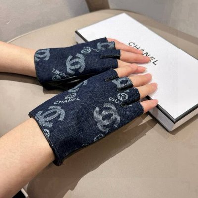 香奈儿新品短款牛仔布加羊皮手套，时尚机车手套，秋冬新品布内里，时尚上手超舒适柔软、百搭！集美女神必备配盒子码数Ml