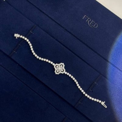 a0298 Hw 高级珠宝 四叶草 满钻 手链 各大明星同款 栩栩如生 精工的切割 高端定制通体925纯银镶嵌Bling Bling 雍容的设计 奢华高贵 佩戴