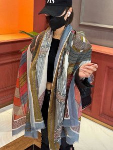 会发光发亮的围巾 爱马仕 专柜同步 买了都说好看羊绒印花推荐顶级工艺超值爱马仕专柜爆款羊绒方巾立体呈现图案纹路实物档次极高特殊工艺高端研发惊艳问世特殊尖端工艺处
