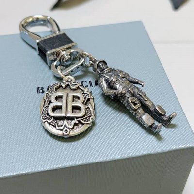 新品发布 巴黎世家包包挂饰钥匙扣 巴黎世家钥匙扣 最新款包包挂饰档次更高明星同款 经典款联名设计理念钥匙扣系列 细节对版做旧处理 非市面亮面版型 这款一直在出
