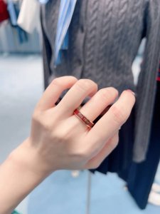 我们出品 Zp6890，量大咨询客Fu Miumiu三件套戒指 一定要入上手方知它的美温柔又恰到好处的小可爱，女人又拿捏得刚好的俏皮，这大概是每个女人都想拥有的