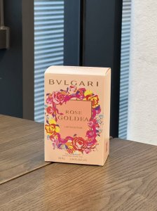 专柜品质 冬日女香温柔是你，温暖也是你 眼看着圣诞节越来越近了，天气越来越冷，这个季节喷香水也想选择温暖系～宝格丽玫香金漾女士香水限量版这是宝格丽系列中香水里最
