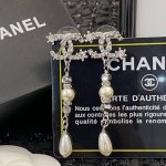 香奈儿耳钉热销款爆上新一致Zp 专柜正品 Chanel22 双C水滴珠流苏耳环 流苏设计，优雅气质 闪闪发亮的水钻珍珠摇曳耳畔 既提升气质又修饰脸型