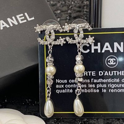 香奈儿耳钉热销款爆上新一致Zp 专柜正品 Chanel22 双C水滴珠流苏耳环 流苏设计，优雅气质 闪闪发亮的水钻珍珠摇曳耳畔 既提升气质又修饰脸型