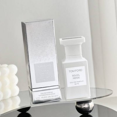 专柜品质 款8可以让整个冬季都充满魅力的香氛一定是 Tomford秋冬限定雪映流光香水！私人调香系列Soleilneige 雪映流光香水，遇见之初，就和冬日的积