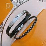 高品质Lv路易威登牛皮手绳手链原单货专柜新款开模复古潮流时尚必备 男女均可佩戴 情侣款同款 摇滚朋克泰银风格 复古元素蓝色低调奢华 潮流百搭 官网同款手镯最新款