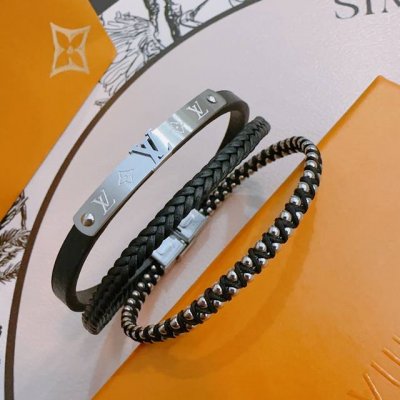 高品质Lv路易威登牛皮手绳手链原单货专柜新款开模复古潮流时尚必备 男女均可佩戴 情侣款同款 摇滚朋克泰银风格 复古元素蓝色低调奢华 潮流百搭 官网同款手镯最新款