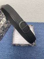 dior这款金属覆层黄铜腰带扣采用“Cd”标志点缀，经典元素呈现全新风采。设计精巧，提升格调，打造优雅精致的造型。宽35Mm 顶级