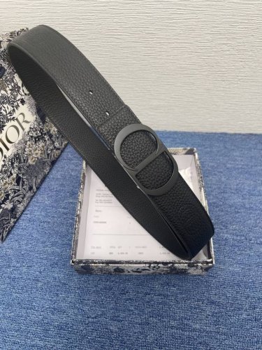 dior这款金属覆层黄铜腰带扣采用“Cd”标志点缀，经典元素呈现全新风采。设计精巧，提升格调，打造优雅精致的造型。宽35Mm 顶级