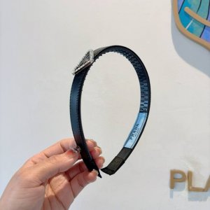 配包装 prada 普拉达 新款潮流发箍 气质女神必备单品 非常百搭 时尚潮流 戴上它满满的高大上
