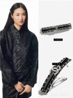chanel 25P皮穿发夹 香奈儿经典的皮穿链设计，融合了牛仔皮材质与金属链条，展现出复古与时尚的结合。 搭配金属链条和双C标志，材质耐用且质感十足。 适合日