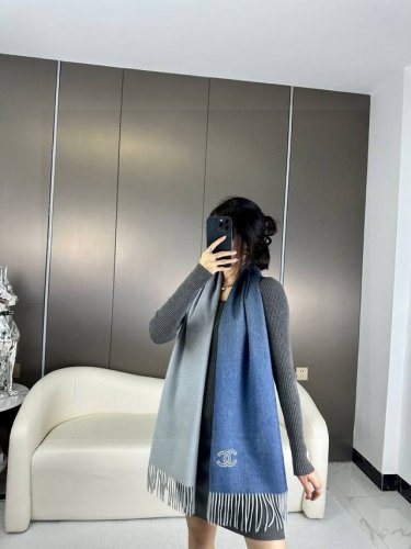香奈儿渐变色巴黎时装展商务男士女士通用双面羊绒披肩代工厂p臻选上乘的超细羊绒纤维 进行纯手工精梳处理 耗时耗力 再以清泉水浸泡涤荡 使羊绒纤维呈现出独特的蓬松质