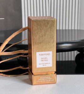 专柜品质 Tf限定香 落日流光香水50Ml 灵感来自于照亮私人游轮的燃烧的夕阳 新的Soleil De Feu闪烁着感性的热 琥珀色的木质香味让人联想到融化的太