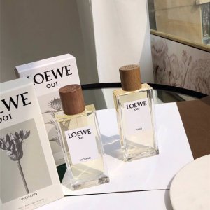 120原单品质 Loewe系列男女香水，颜值香味都非常在线，罗意威001的设计灵感来源于一个特别的时刻，缠绵之后破晓之时，清晨透过窗帘的第一缕阳光，一对情侣相互