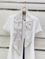 18姆米 双面同色 H**S真丝新款买了都说好看推荐 正在接通中 90 真丝方巾，顶级工艺超值专柜爆款立体呈现图案纹路实物档次极高特殊工艺高端研发惊艳问世特殊尖