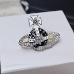 西太后超美大号星球胸针 百看不厌的土星形状 胸针表面镶满 钻石 加黑白滴装饰搭配 布灵布灵的很是温柔 一眼爱 随意配上一款平平无奇的外套 时髦度立马上升不少 万