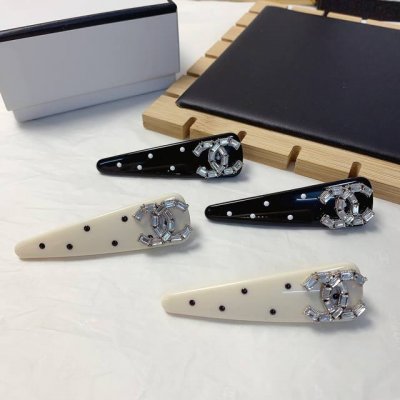 chanel小香 Chanel发夹 亚克力波点捷克钻Logo边夹刘海夹压夹日常精致小单品 气质百搭小仙女必入单品 宝藏款 闭眼入推荐款 一对