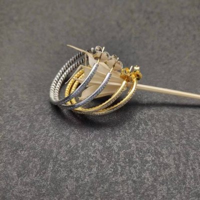 上新 David Yurman 金色单纽线带钻耳环。 银色 编号Dyeh-070