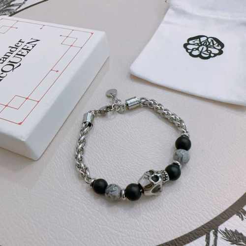 新款Alexander Mcqueen 亚历山大 麦昆 手链 专柜一致原版定制 骨子里那种叛逆浮夸朋克可内心又向往着美好的焦虑，对美的另一种诠释 男士火爆款出货
