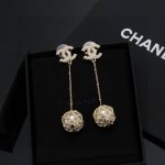 Chanel 新款 长款耳坠 Z批代购品质 原版材质 非常时尚的一款耳钉 俏皮可爱活力满满 S925银针 色彩搭配很靓丽 不会显得过于压抑 佩戴效果美的很