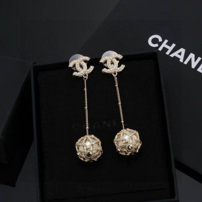 Chanel 新款 长款耳坠 Z批代购品质 原版材质 非常时尚的一款耳钉 俏皮可爱活力满满 S925银针 色彩搭配很靓丽 不会显得过于压抑 佩戴效果美的很