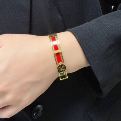 新款古驰Gucci双G手镯超重工Bling Bling，颜色搭配得非常好高级感 女神气质高端 精钢材质不过敏不褪色。一比一精美工艺，经典至极的魅物，性价比高 必