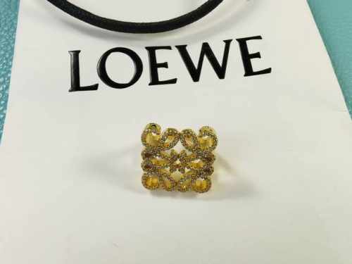 罗意威Loewe中古金镂空造型满钻开口戒指！一戴就忍不住想夸的一款，简约的设计，超精致又显手白，简直爱了！又可以跟其他款式叠搭一起，超级百搭～