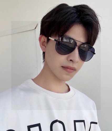 100。新款品牌：路易威登Lv ：高品质男士偏光太阳镜 材质：进口宝丽来偏光镜片、不锈钢合金镜框，质感超赞，男士开车必备品。