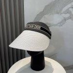迪奥 Dior 春夏编织空顶草帽 那么多人喜欢不是没有原因的 好戴不勒头 发箍式的空顶帽 看上去小小的帽型 由于弧度和裁剪的设计 日常遮阳足矣~比一般棒球帽遮阳