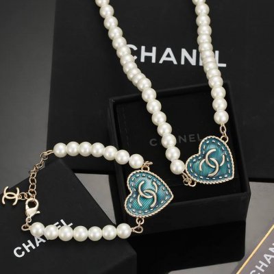 手链 项链 Chanel 香奈儿新款双C心桃复古旧蓝色珍珠 手链项链 这款随意搭配都是非常好看百搭时尚单品 日常款 很修饰脸型 很上档次的 很优雅气质