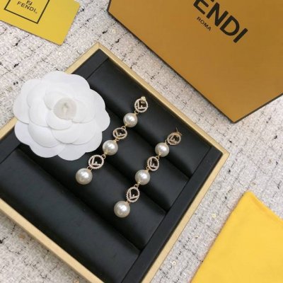 新款 Fendi 芬迪 Logo耳钉 高端定制 爆款新款 简单大方 华丽登场 很难见到如此熟悉 素雅的耳钉 精致 非常适合日常搭配 宝宝们 这个绝对值得入