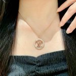 Louisvuitton以 经典花纹图案设计 双花 款设计方式吊坠Lv品牌标志设计 经典标志理念 演绎典雅也流行项链 时尚潮流百搭款 非常抢眼显白 专柜同款 黄