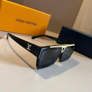 lv 路易威登太阳镜Louis Vuitton model: Z1502W size: 61013-140 太好看了吧 上脸超显脸小 姐妹们自己体会吧 已经词尽