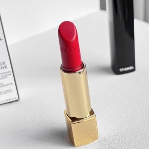 专柜品质 N5.176色号新品草莓果酱香奈儿限定新品日常素颜显白~ 没人能拒绝的了香奈儿 没有 更别说这次的圣诞限量款了 香奈儿炫亮魅力唇膏5号系列灵感来自5号