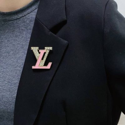 louis Vuitton 路易威登 专柜新款滴油镶钻彩色胸针 Lv是最懂女人的饰物 那些倾注了全部心血去做自己的女人 往往更珍惜胸针的意义 Lv女士把胸针别在