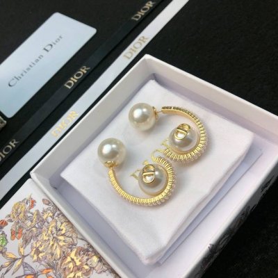 Dior 迪奥 字母耳环 专柜新款上市 美得不要不要的 唯美 浪漫 人手必备款 火爆小红书 精选Zp一致材质 超 Nice
