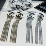 卖疯了小香官网主推爆款精工版小香 最新 Chanel 精雕流苏链条字母珍珠耳钉耳环CaméLia 字母链条新款出货 明星同款，原版清晰Logo字印链条与独特字母