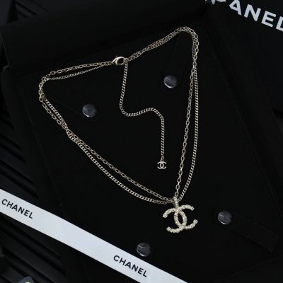 Chanel 双层浮雕项链 双链条设计非常有设计感 带着一丝随意又充满优雅气质很灵动一年四季都合适专柜热销今年最火的一款 单戴 叠戴都很美 哦